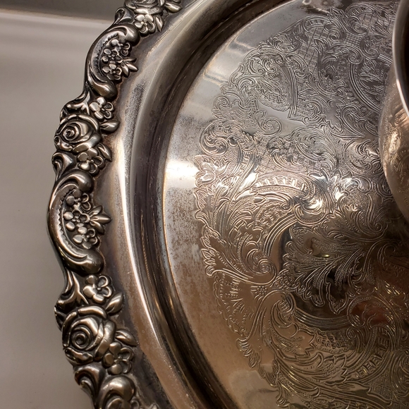 Oneida William A. Rogers Silversmiths 12"  Round Silver Plate Server with Attac - Picture 4 of 10